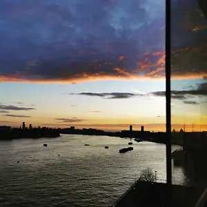 Homestay In Flat With Stunning Thames River View, London